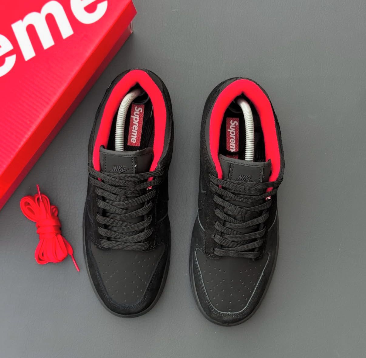 SB DUNK SUPREME BRED BLACK RED 2025