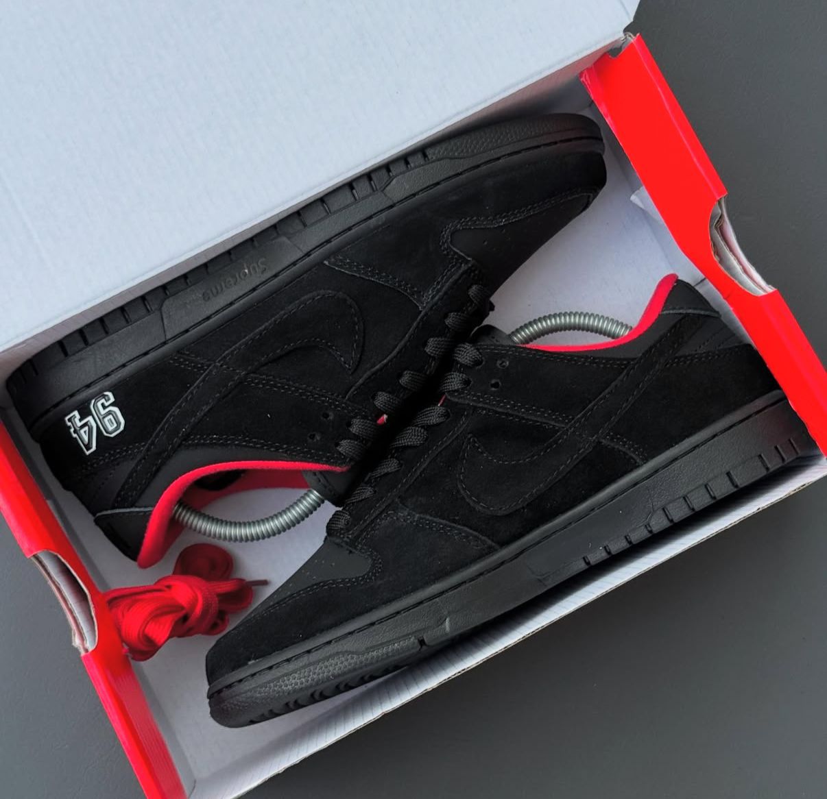 SB DUNK SUPREME BRED BLACK RED 2025