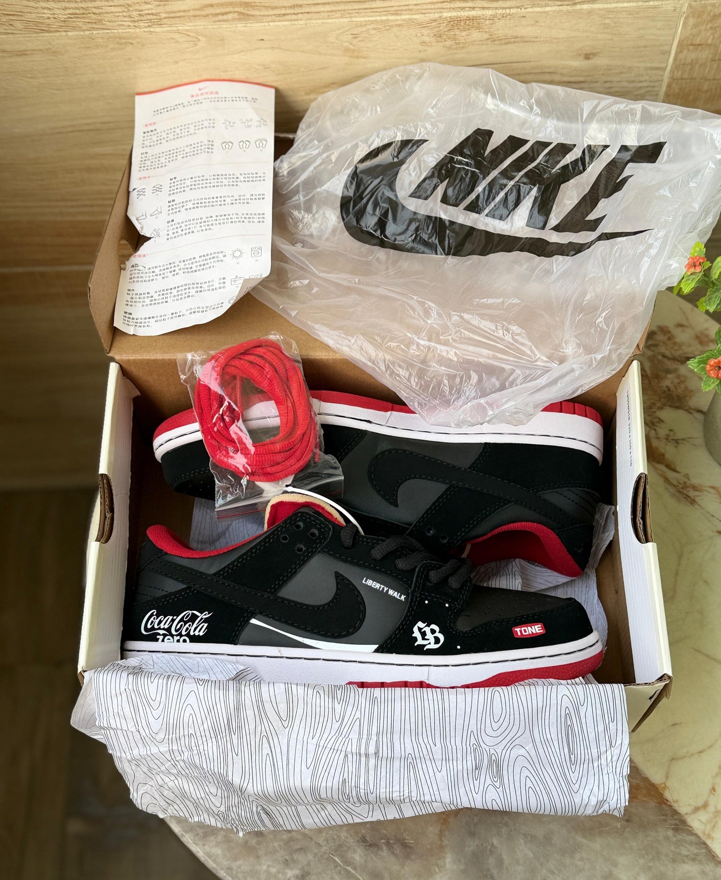 SB DUNK LOW "COCA -COLA ×LIBERTY WALK "