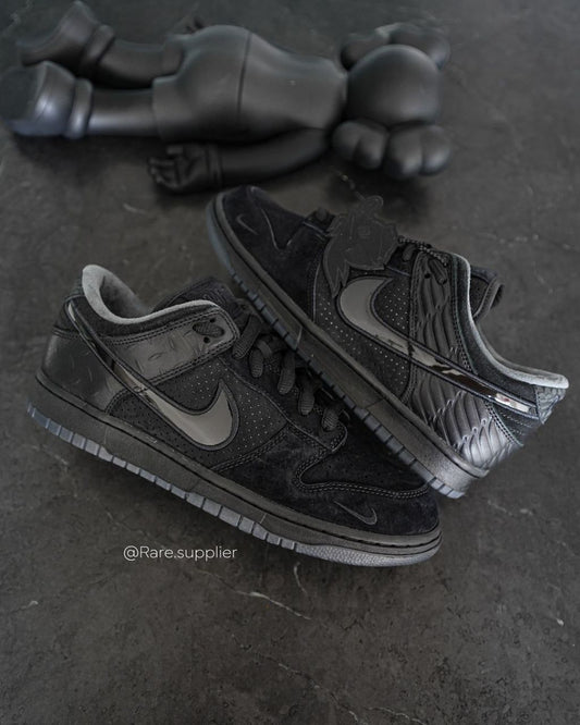 SB DUNK LOW - KAWS