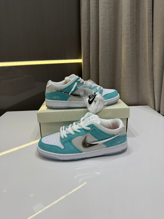 Nike sb dunk " April skateboards"
